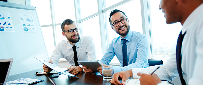 Três homens em reunião